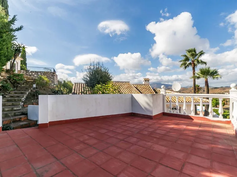 Discover this magnificent property located in the sought-after area of La Sierrezuela, only 4 km from the beach.