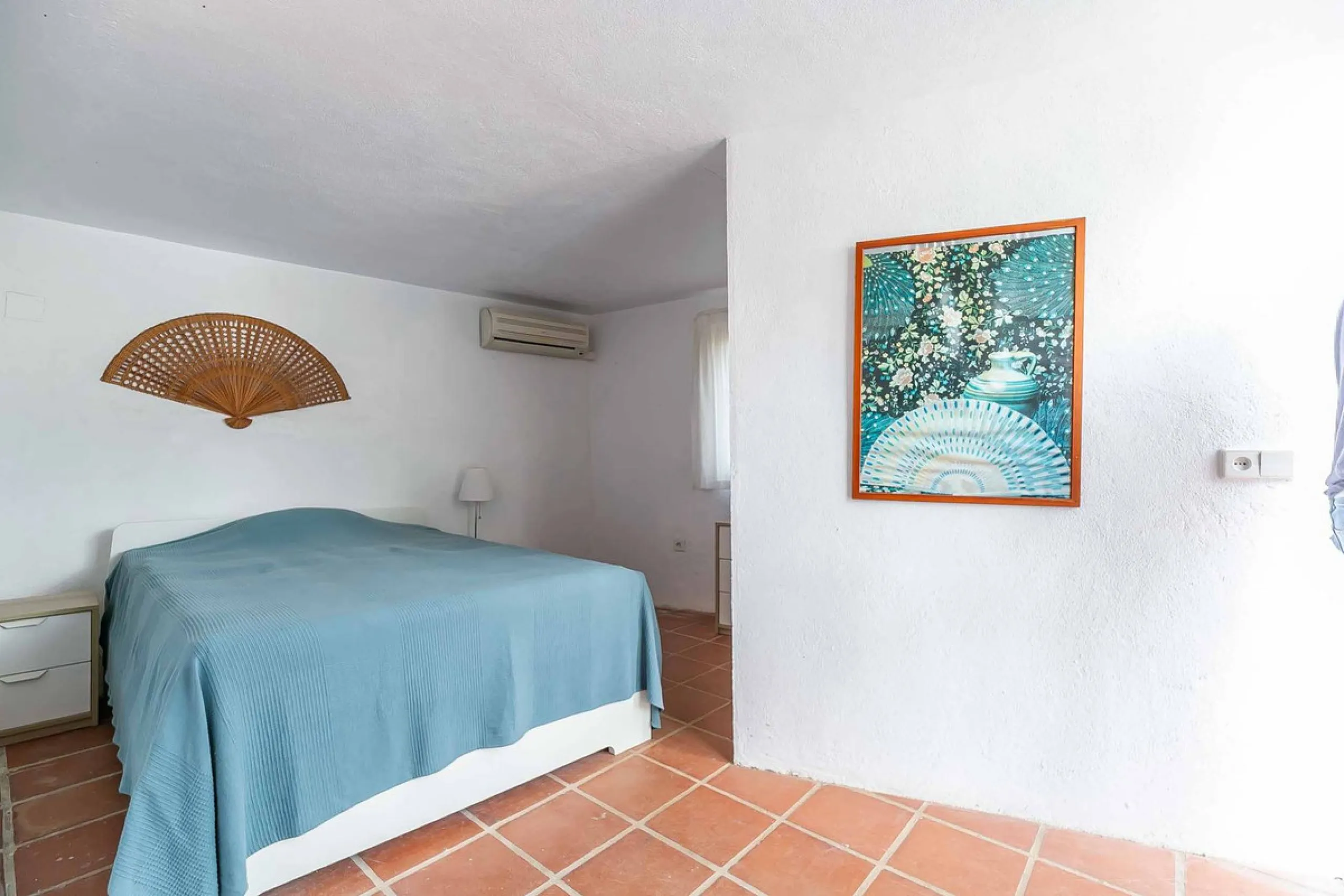 Discover this magnificent property located in the sought-after area of La Sierrezuela, only 4 km from the beach.