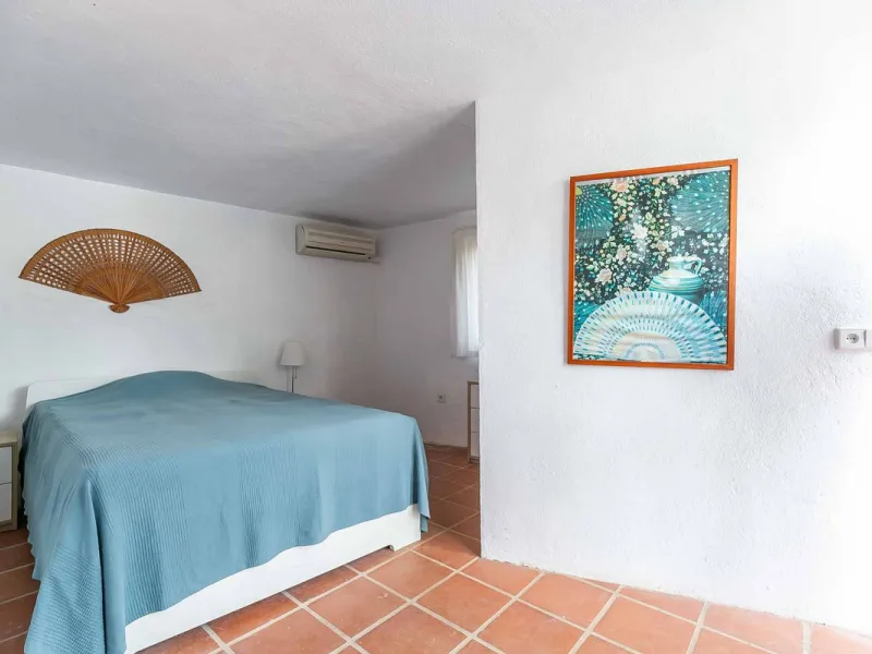 Discover this magnificent property located in the sought-after area of La Sierrezuela, only 4 km from the beach.