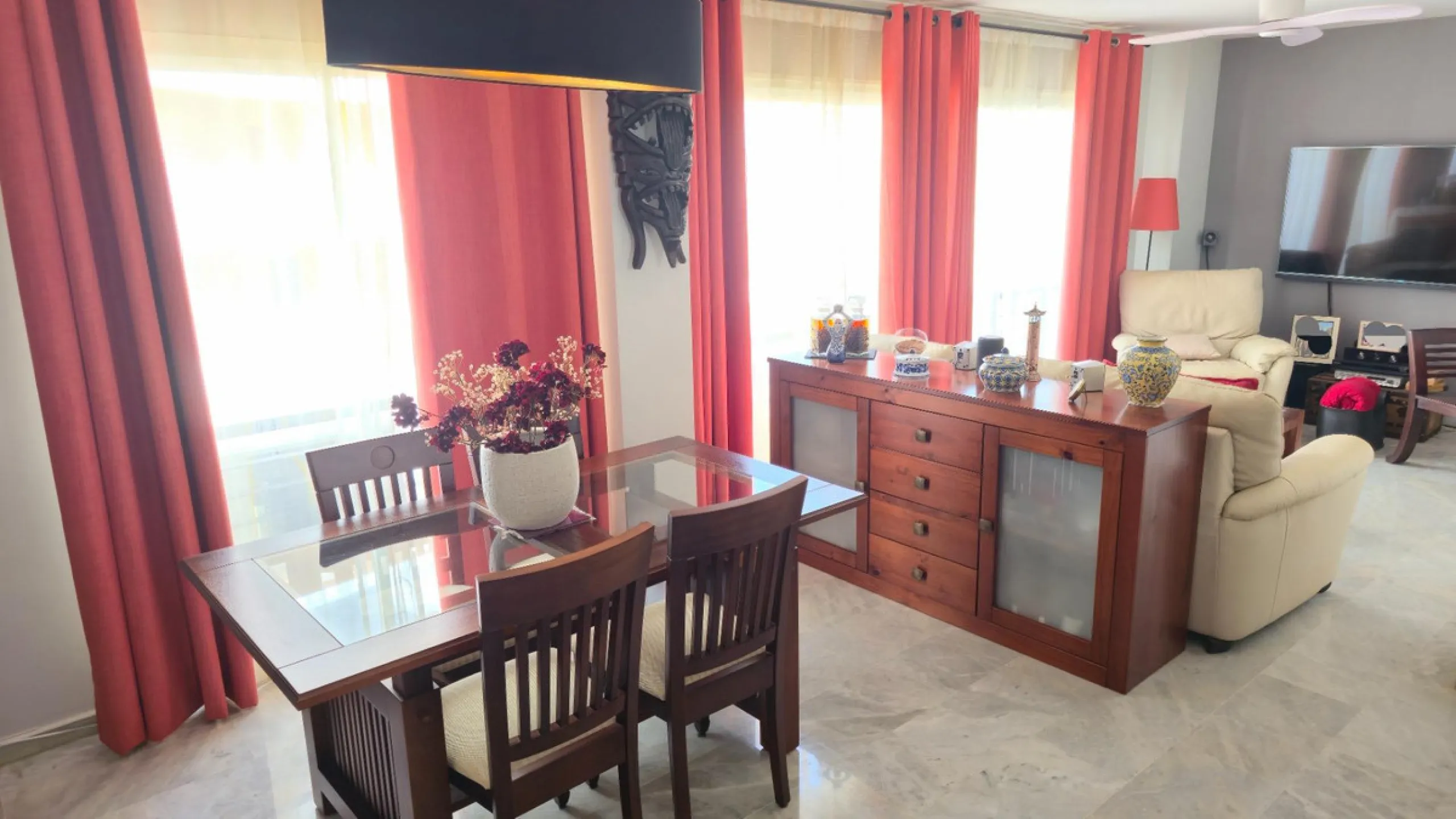 If you're looking for space, natural light, and a great location, this property is for you. It is a 92 m² triplex with a very comfortable layout and a 40 m² solarium terrace that is essentially an additional outdoor living room.