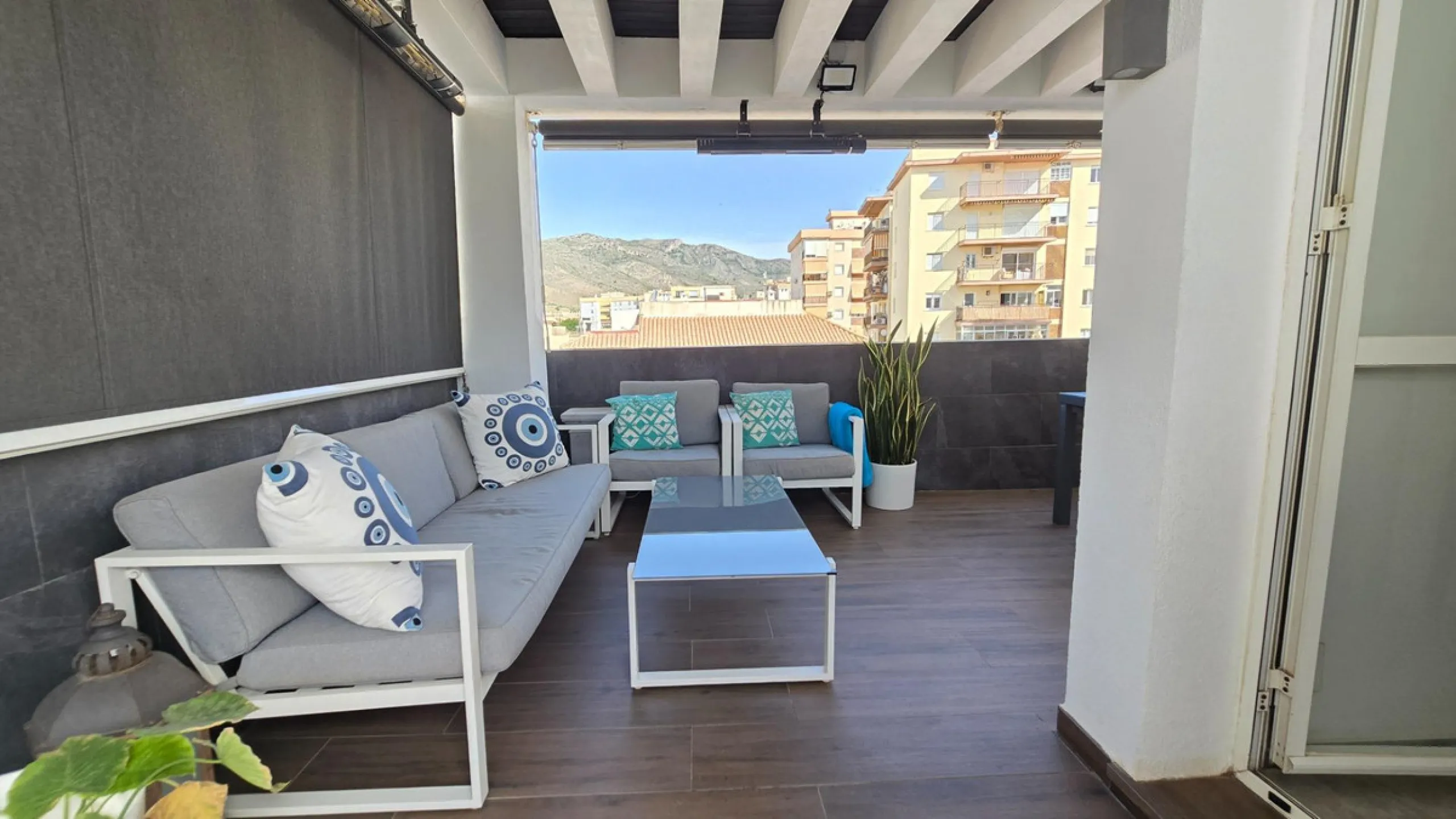 If you're looking for space, natural light, and a great location, this property is for you. It is a 92 m² triplex with a very comfortable layout and a 40 m² solarium terrace that is essentially an additional outdoor living room.