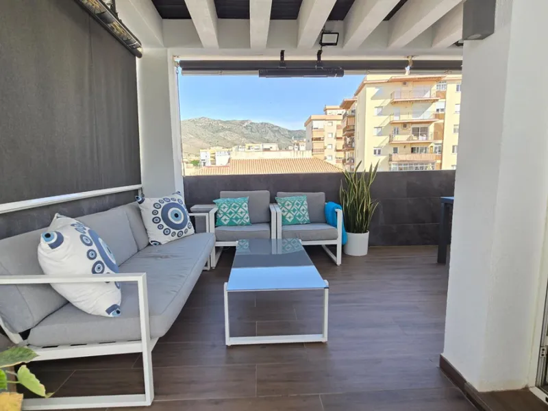 If you're looking for space, natural light, and a great location, this property is for you. It is a 92 m² triplex with a very comfortable layout and a 40 m² solarium terrace that is essentially an additional outdoor living room.
