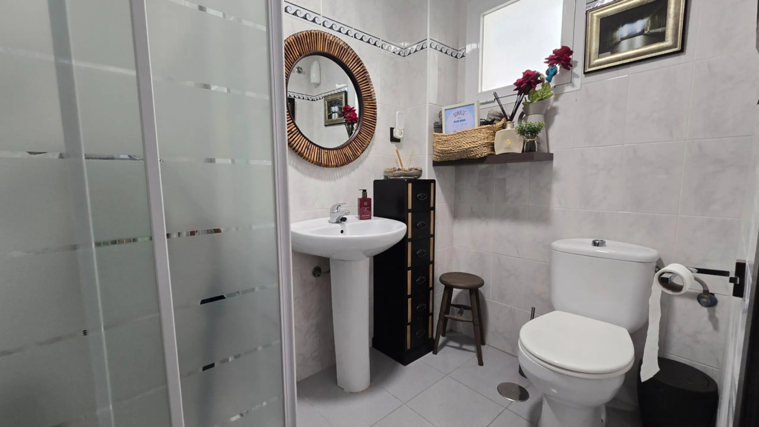 If you're looking for space, natural light, and a great location, this property is for you. It is a 92 m² triplex with a very comfortable layout and a 40 m² solarium terrace that is essentially an additional outdoor living room.