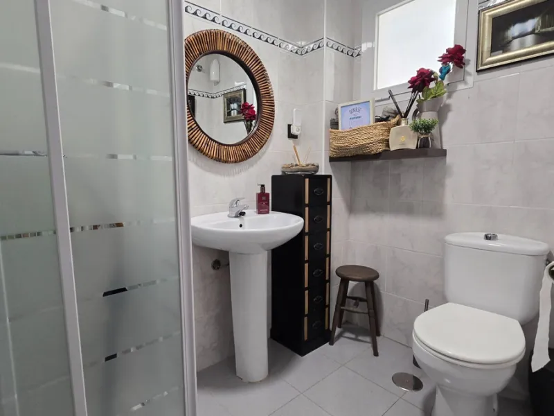 If you're looking for space, natural light, and a great location, this property is for you. It is a 92 m² triplex with a very comfortable layout and a 40 m² solarium terrace that is essentially an additional outdoor living room.