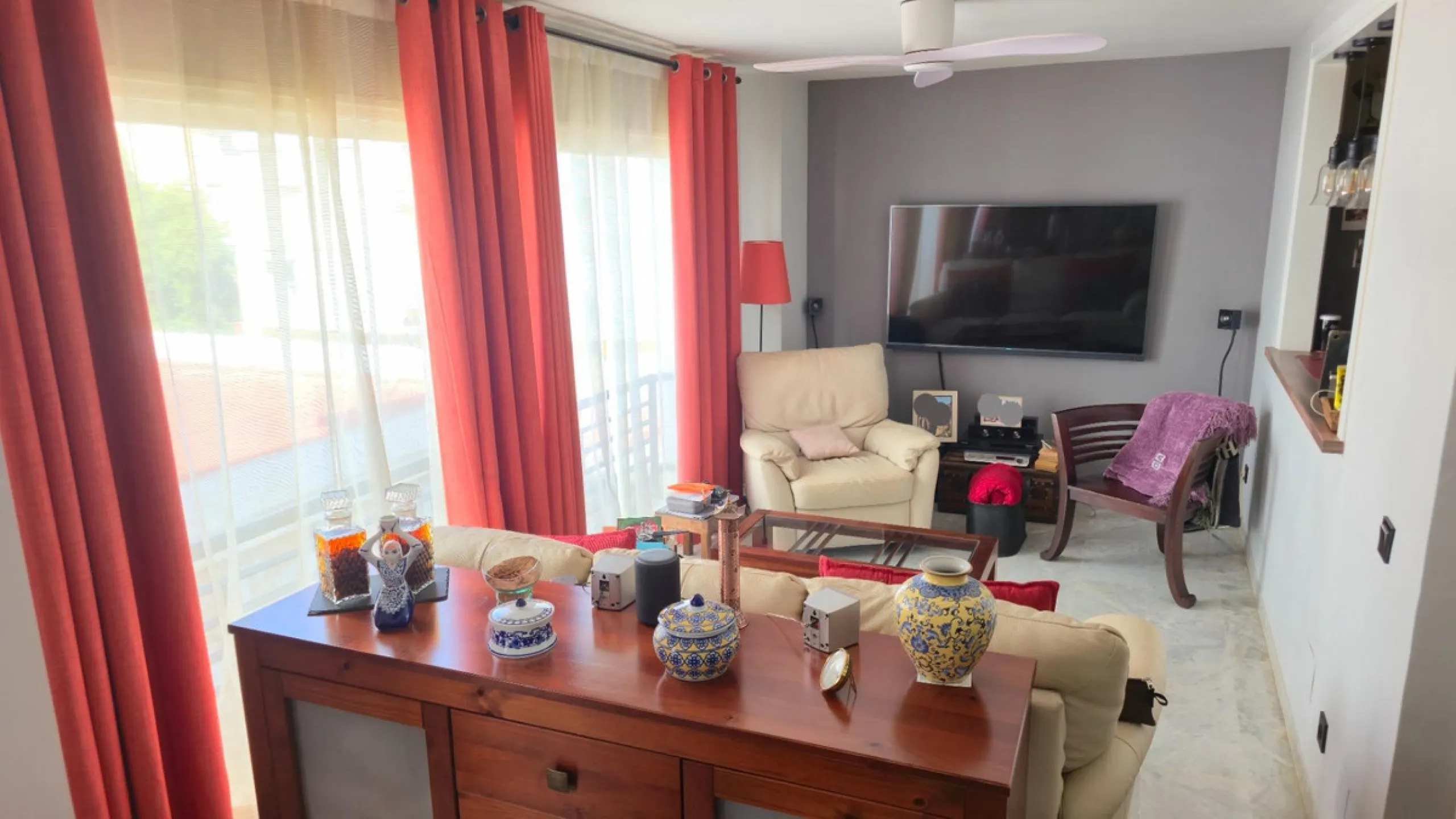 If you're looking for space, natural light, and a great location, this property is for you. It is a 92 m² triplex with a very comfortable layout and a 40 m² solarium terrace that is essentially an additional outdoor living room.