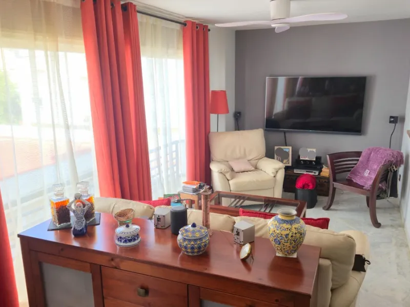 If you're looking for space, natural light, and a great location, this property is for you. It is a 92 m² triplex with a very comfortable layout and a 40 m² solarium terrace that is essentially an additional outdoor living room.