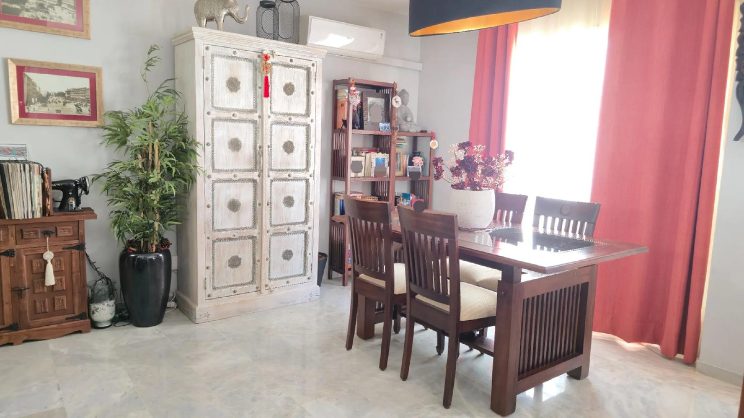 If you're looking for space, natural light, and a great location, this property is for you. It is a 92 m² triplex with a very comfortable layout and a 40 m² solarium terrace that is essentially an additional outdoor living room.