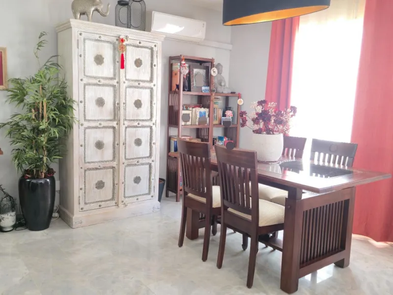 If you're looking for space, natural light, and a great location, this property is for you. It is a 92 m² triplex with a very comfortable layout and a 40 m² solarium terrace that is essentially an additional outdoor living room.