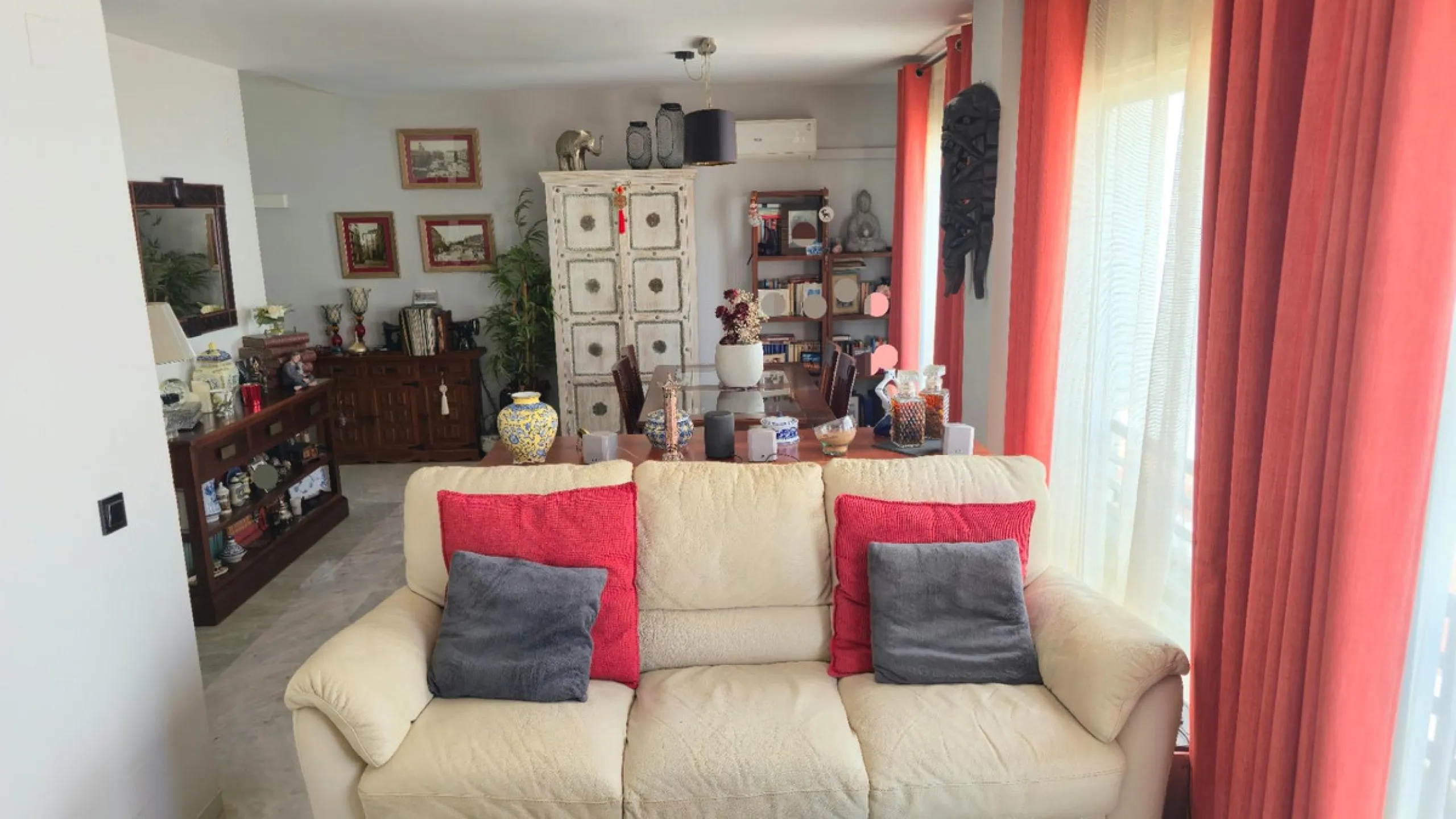 If you're looking for space, natural light, and a great location, this property is for you. It is a 92 m² triplex with a very comfortable layout and a 40 m² solarium terrace that is essentially an additional outdoor living room.