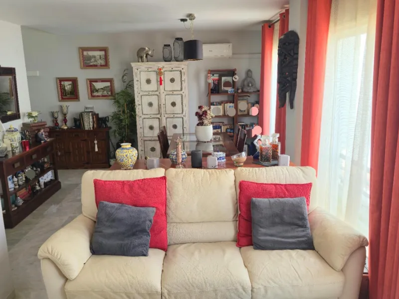 If you're looking for space, natural light, and a great location, this property is for you. It is a 92 m² triplex with a very comfortable layout and a 40 m² solarium terrace that is essentially an additional outdoor living room.