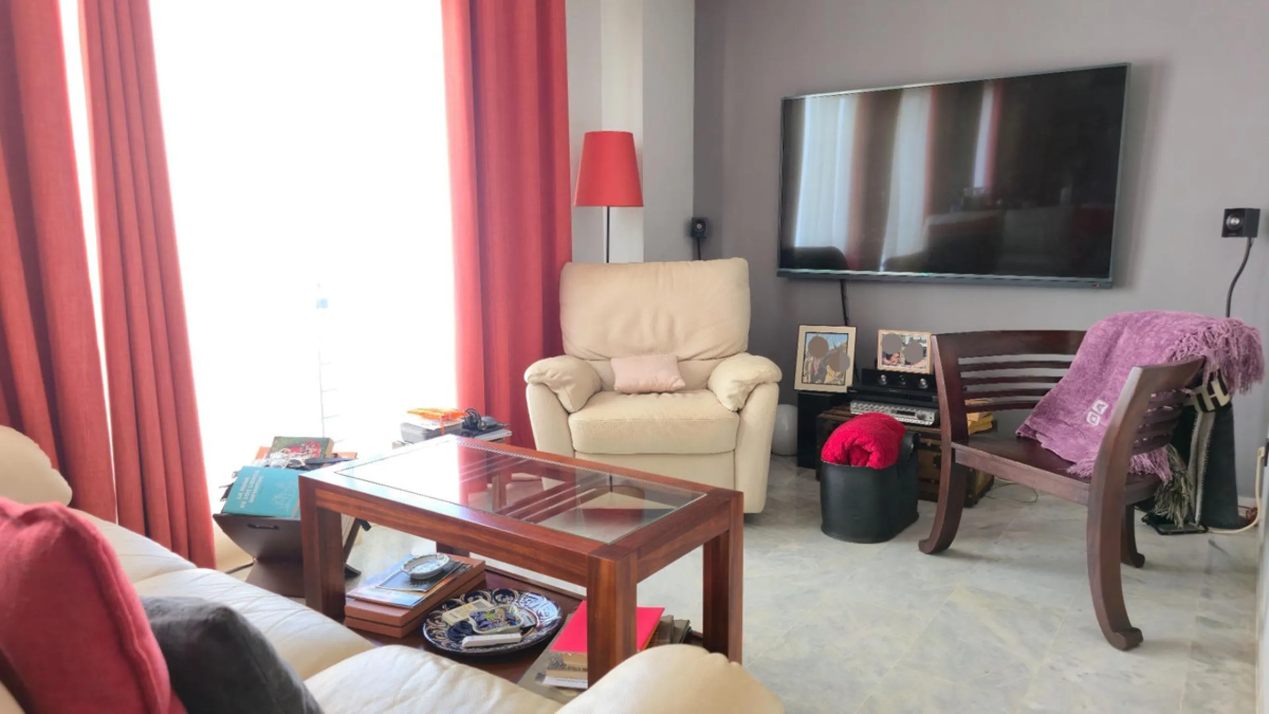 If you're looking for space, natural light, and a great location, this property is for you. It is a 92 m² triplex with a very comfortable layout and a 40 m² solarium terrace that is essentially an additional outdoor living room.