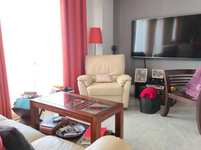 If you're looking for space, natural light, and a great location, this property is for you. It is a 92 m² triplex with a very comfortable layout and a 40 m² solarium terrace that is essentially an additional outdoor living room.