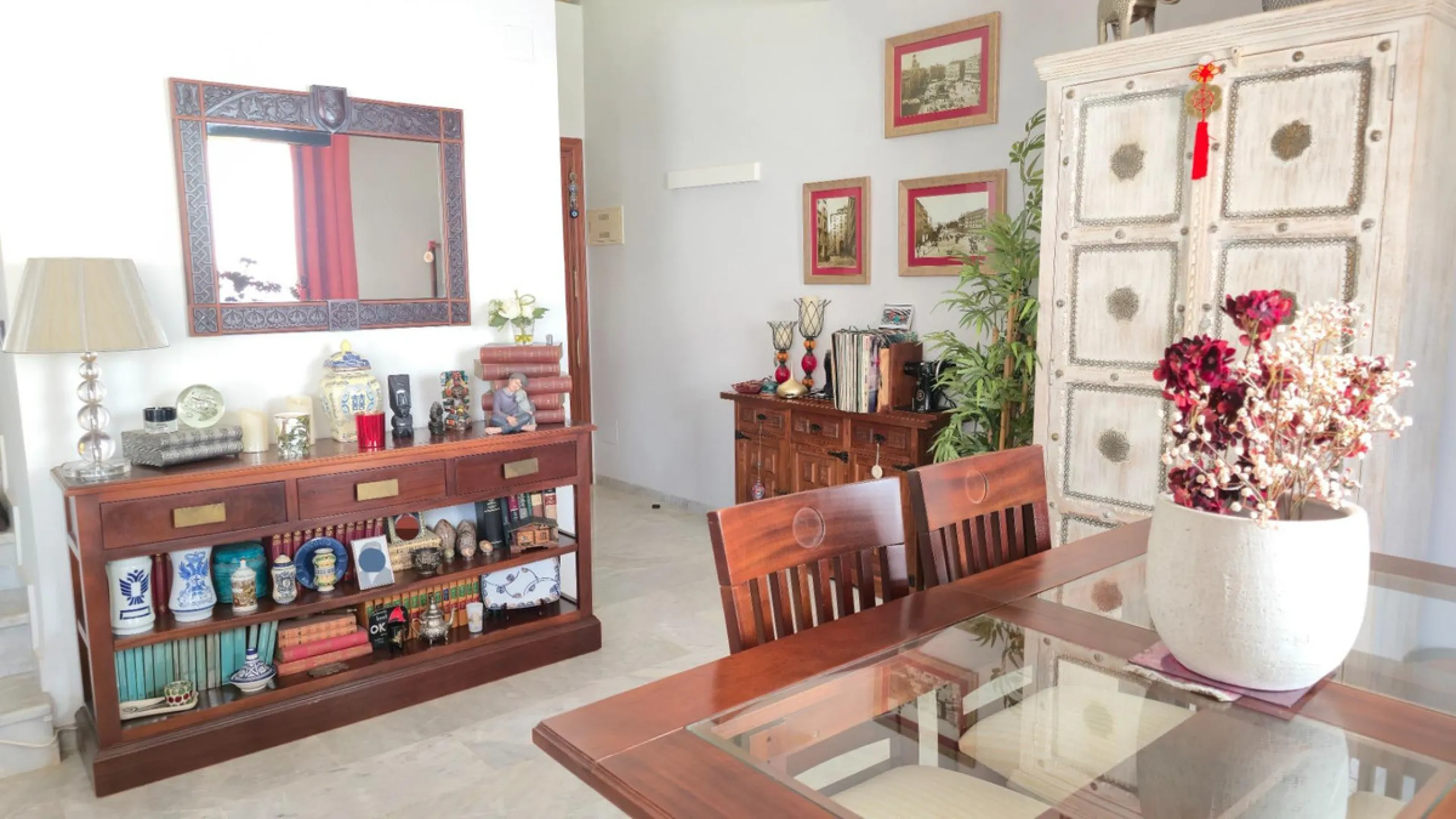 If you're looking for space, natural light, and a great location, this property is for you. It is a 92 m² triplex with a very comfortable layout and a 40 m² solarium terrace that is essentially an additional outdoor living room.