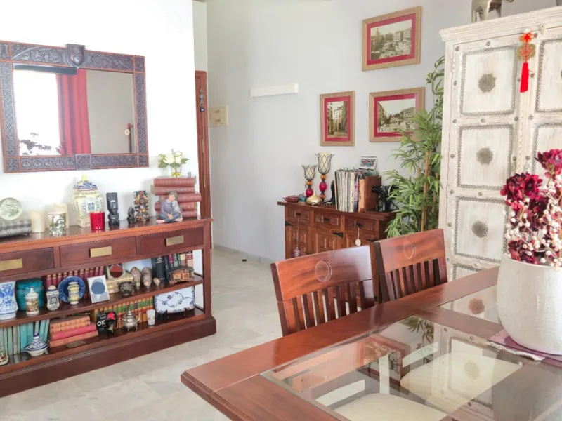 If you're looking for space, natural light, and a great location, this property is for you. It is a 92 m² triplex with a very comfortable layout and a 40 m² solarium terrace that is essentially an additional outdoor living room.