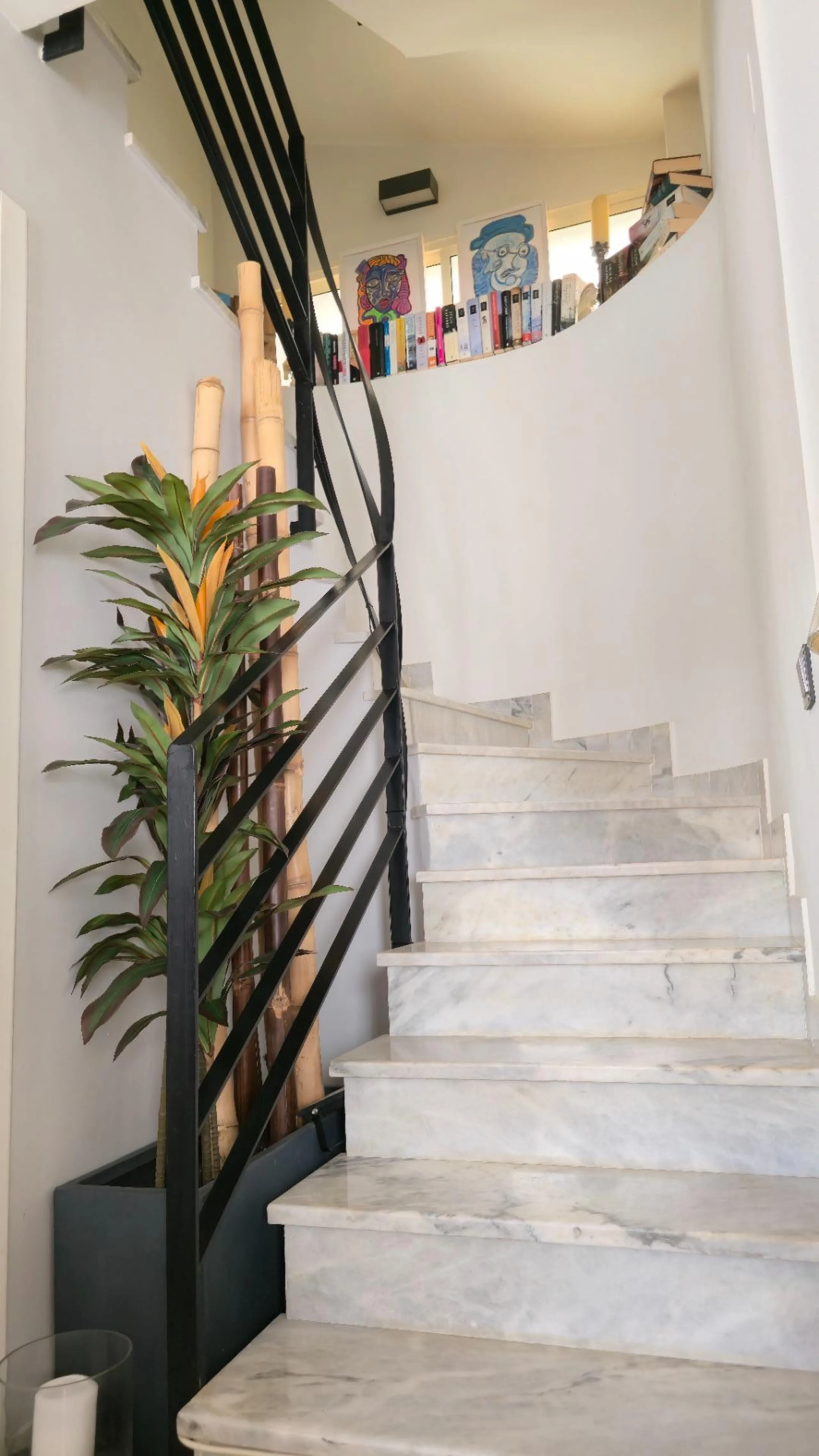 If you're looking for space, natural light, and a great location, this property is for you. It is a 92 m² triplex with a very comfortable layout and a 40 m² solarium terrace that is essentially an additional outdoor living room.