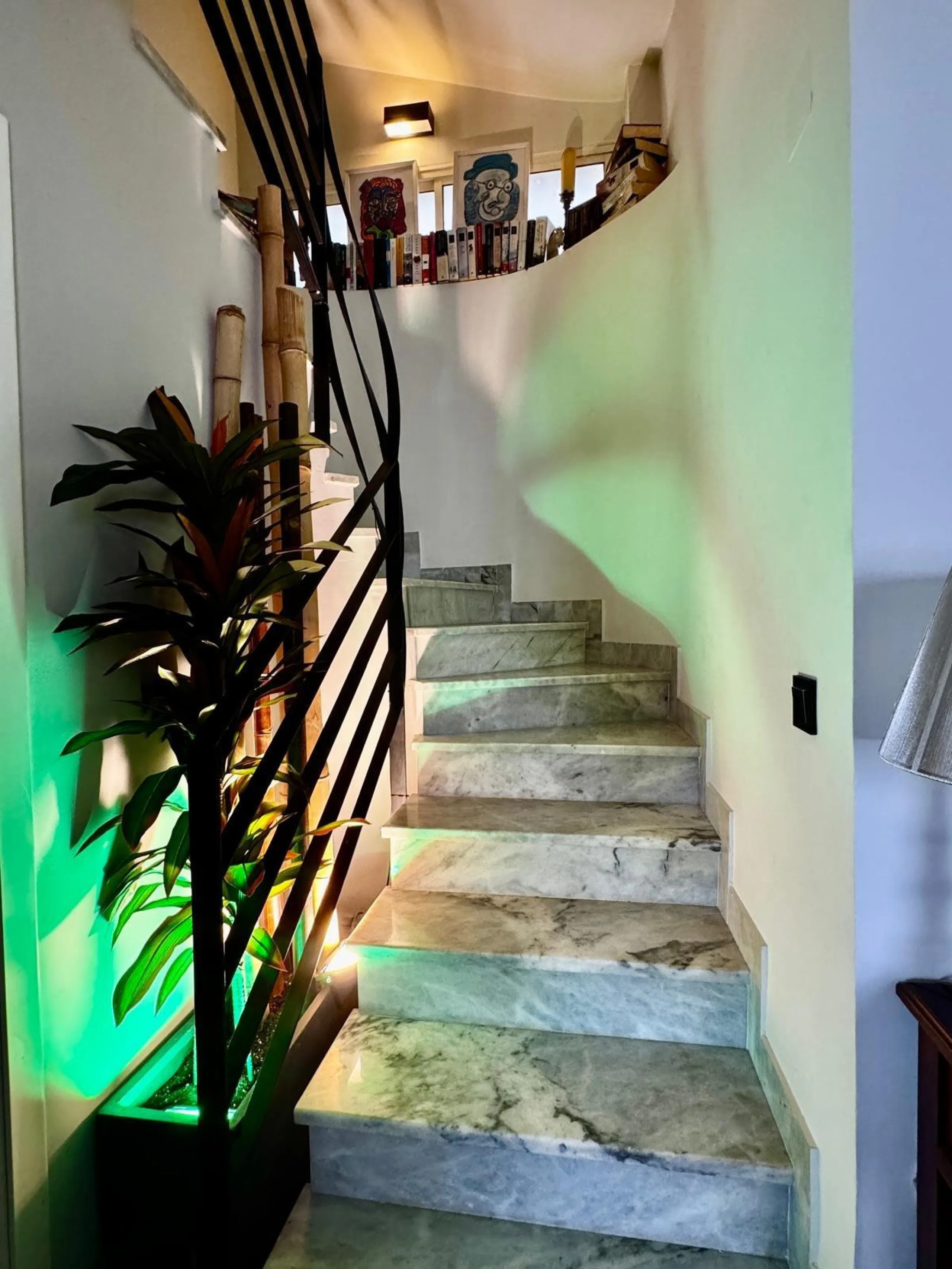 If you're looking for space, natural light, and a great location, this property is for you. It is a 92 m² triplex with a very comfortable layout and a 40 m² solarium terrace that is essentially an additional outdoor living room.