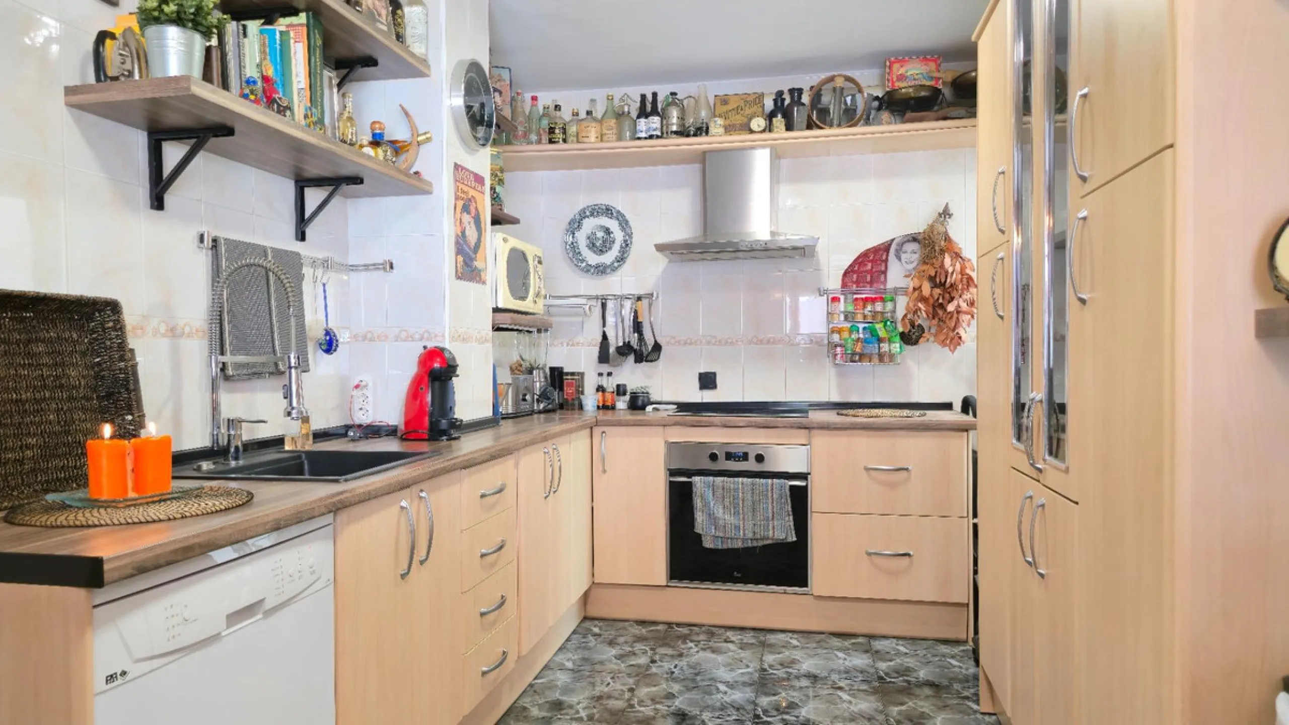 If you're looking for space, natural light, and a great location, this property is for you. It is a 92 m² triplex with a very comfortable layout and a 40 m² solarium terrace that is essentially an additional outdoor living room.