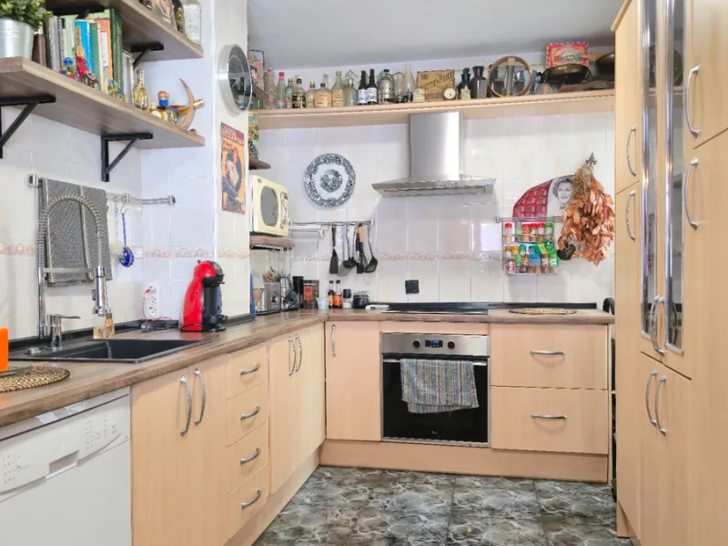 If you're looking for space, natural light, and a great location, this property is for you. It is a 92 m² triplex with a very comfortable layout and a 40 m² solarium terrace that is essentially an additional outdoor living room.