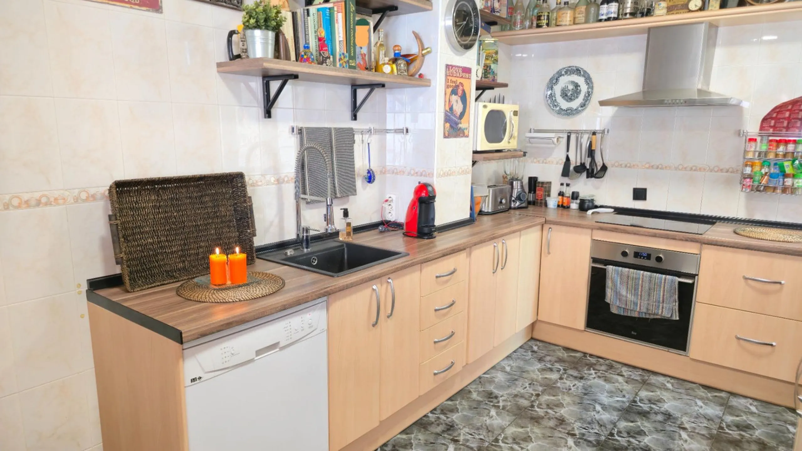 If you're looking for space, natural light, and a great location, this property is for you. It is a 92 m² triplex with a very comfortable layout and a 40 m² solarium terrace that is essentially an additional outdoor living room.