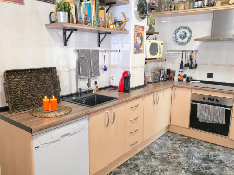If you're looking for space, natural light, and a great location, this property is for you. It is a 92 m² triplex with a very comfortable layout and a 40 m² solarium terrace that is essentially an additional outdoor living room.