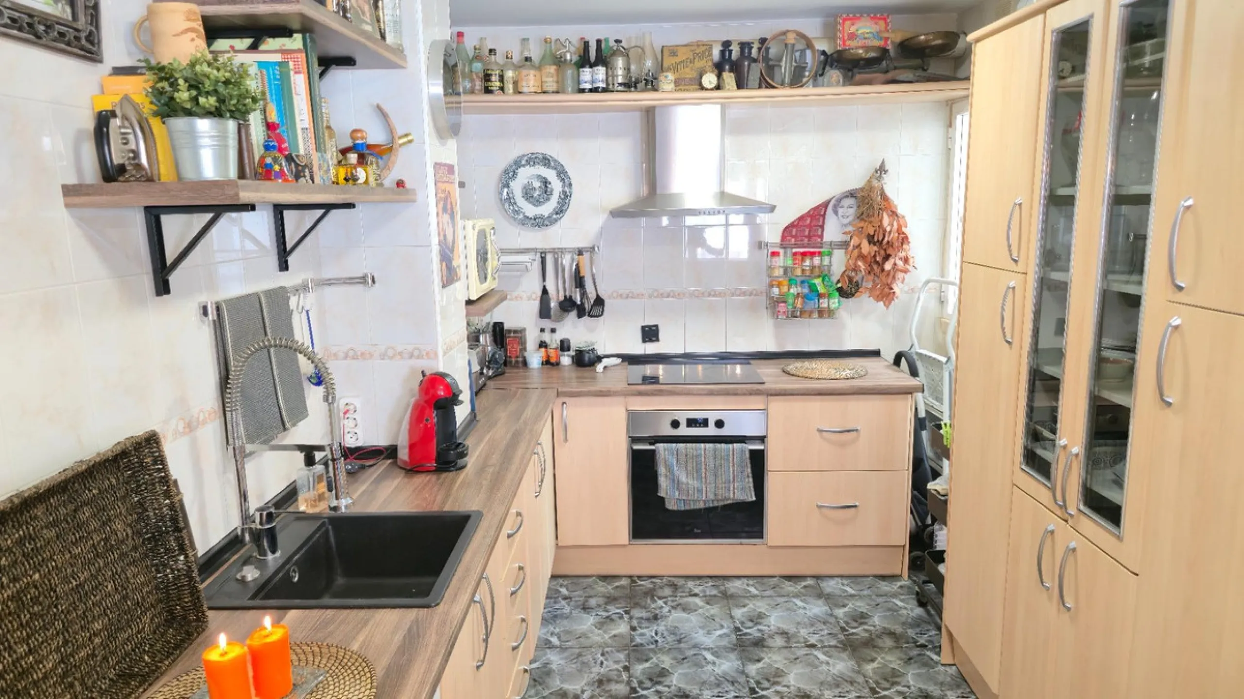 If you're looking for space, natural light, and a great location, this property is for you. It is a 92 m² triplex with a very comfortable layout and a 40 m² solarium terrace that is essentially an additional outdoor living room.