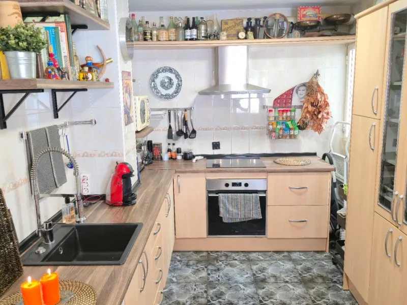 If you're looking for space, natural light, and a great location, this property is for you. It is a 92 m² triplex with a very comfortable layout and a 40 m² solarium terrace that is essentially an additional outdoor living room.