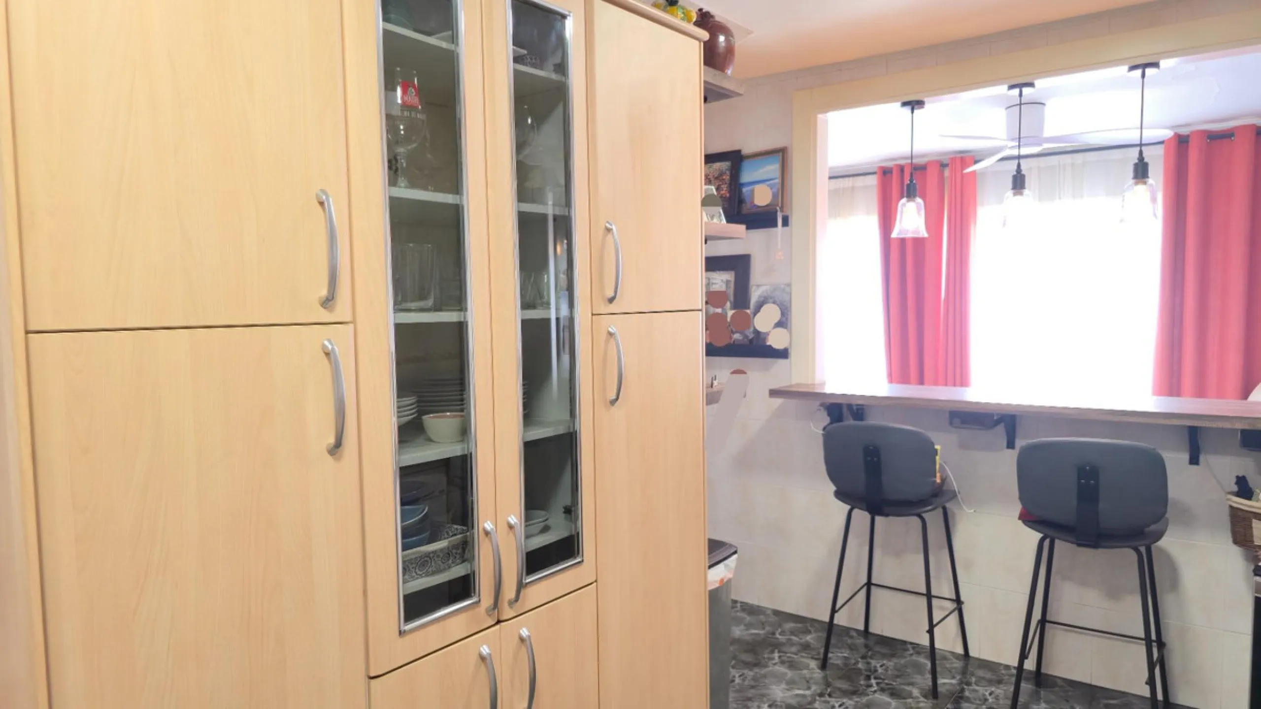 If you're looking for space, natural light, and a great location, this property is for you. It is a 92 m² triplex with a very comfortable layout and a 40 m² solarium terrace that is essentially an additional outdoor living room.