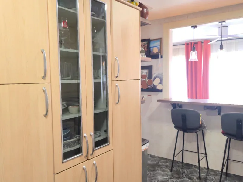 If you're looking for space, natural light, and a great location, this property is for you. It is a 92 m² triplex with a very comfortable layout and a 40 m² solarium terrace that is essentially an additional outdoor living room.