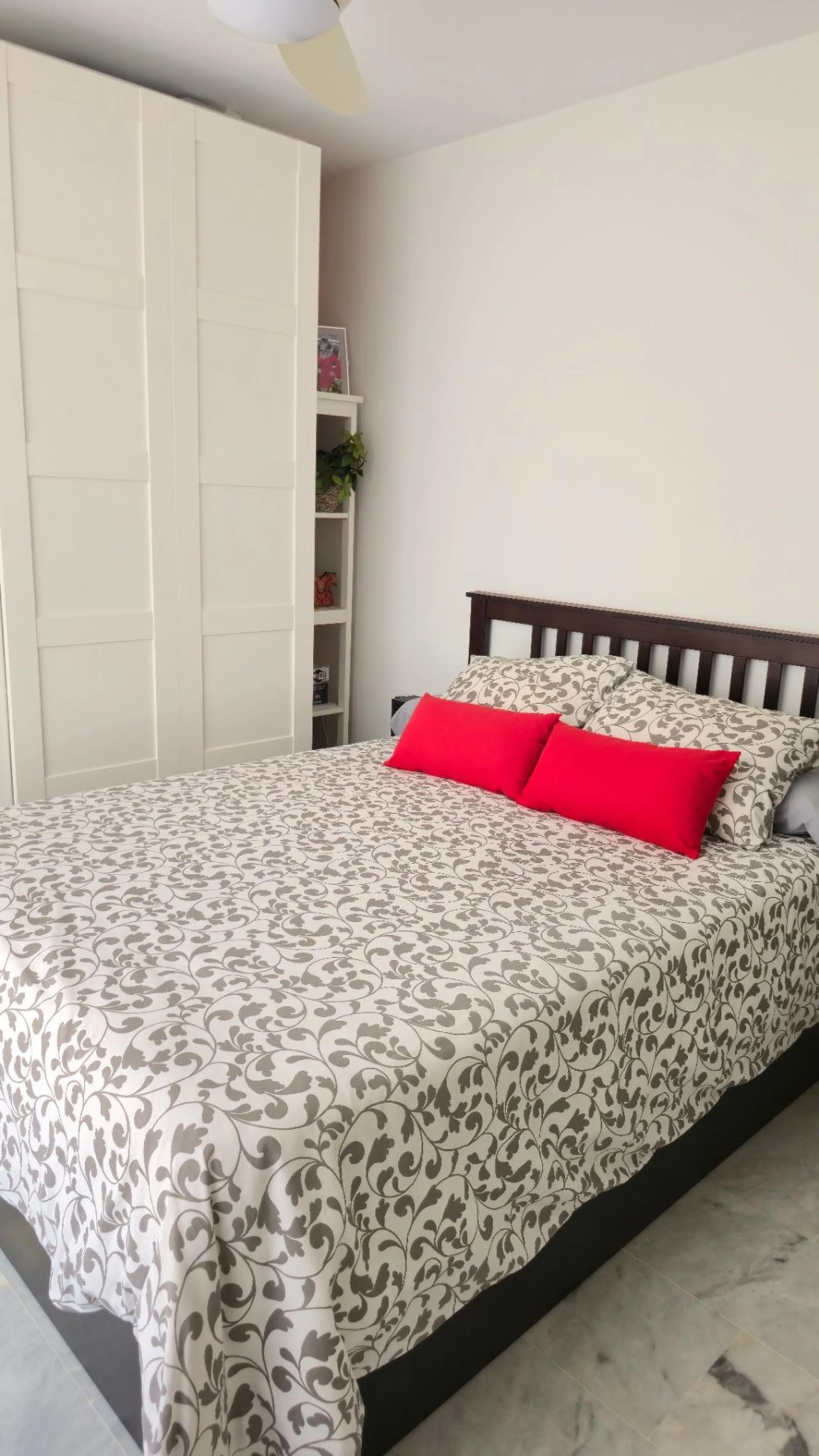 If you're looking for space, natural light, and a great location, this property is for you. It is a 92 m² triplex with a very comfortable layout and a 40 m² solarium terrace that is essentially an additional outdoor living room.
