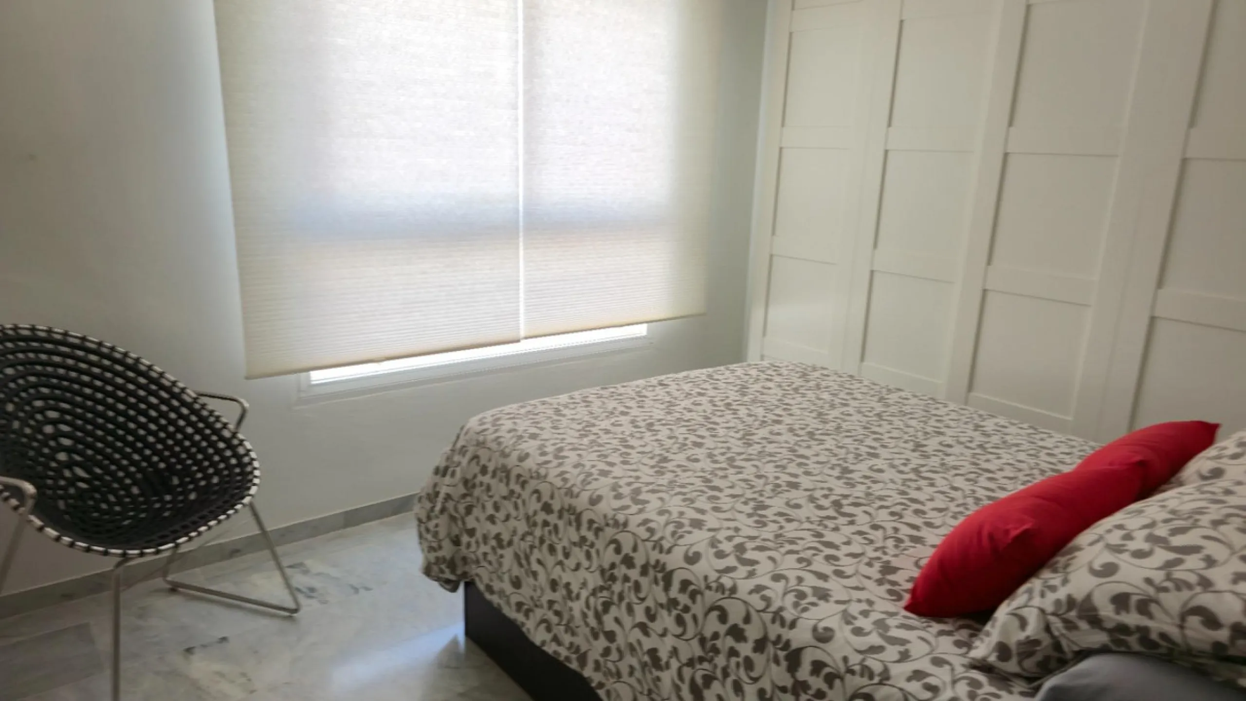 If you're looking for space, natural light, and a great location, this property is for you. It is a 92 m² triplex with a very comfortable layout and a 40 m² solarium terrace that is essentially an additional outdoor living room.