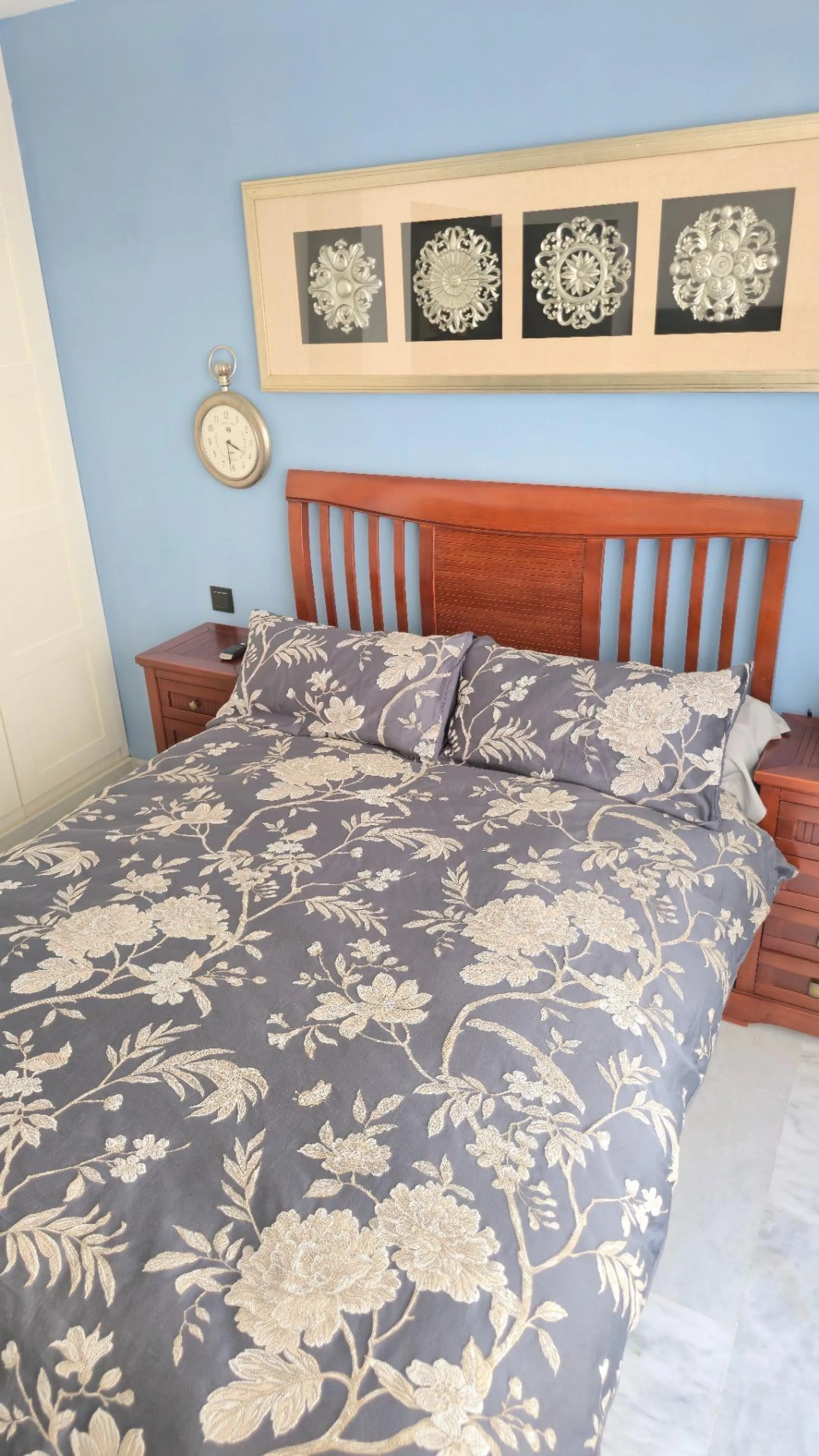 If you're looking for space, natural light, and a great location, this property is for you. It is a 92 m² triplex with a very comfortable layout and a 40 m² solarium terrace that is essentially an additional outdoor living room.