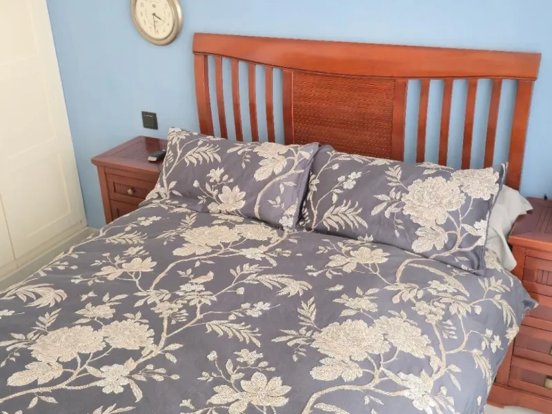 If you're looking for space, natural light, and a great location, this property is for you. It is a 92 m² triplex with a very comfortable layout and a 40 m² solarium terrace that is essentially an additional outdoor living room.