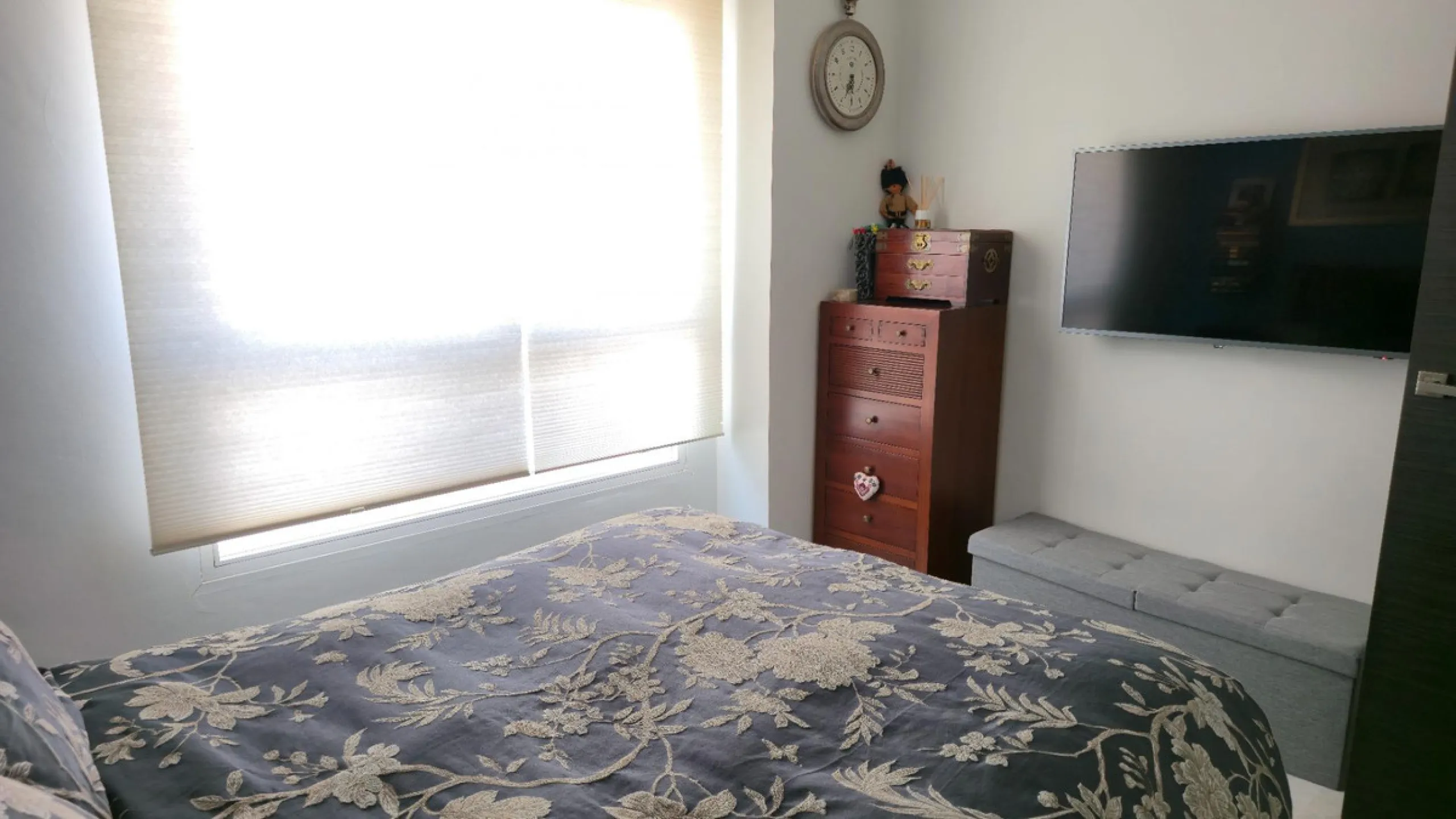 If you're looking for space, natural light, and a great location, this property is for you. It is a 92 m² triplex with a very comfortable layout and a 40 m² solarium terrace that is essentially an additional outdoor living room.