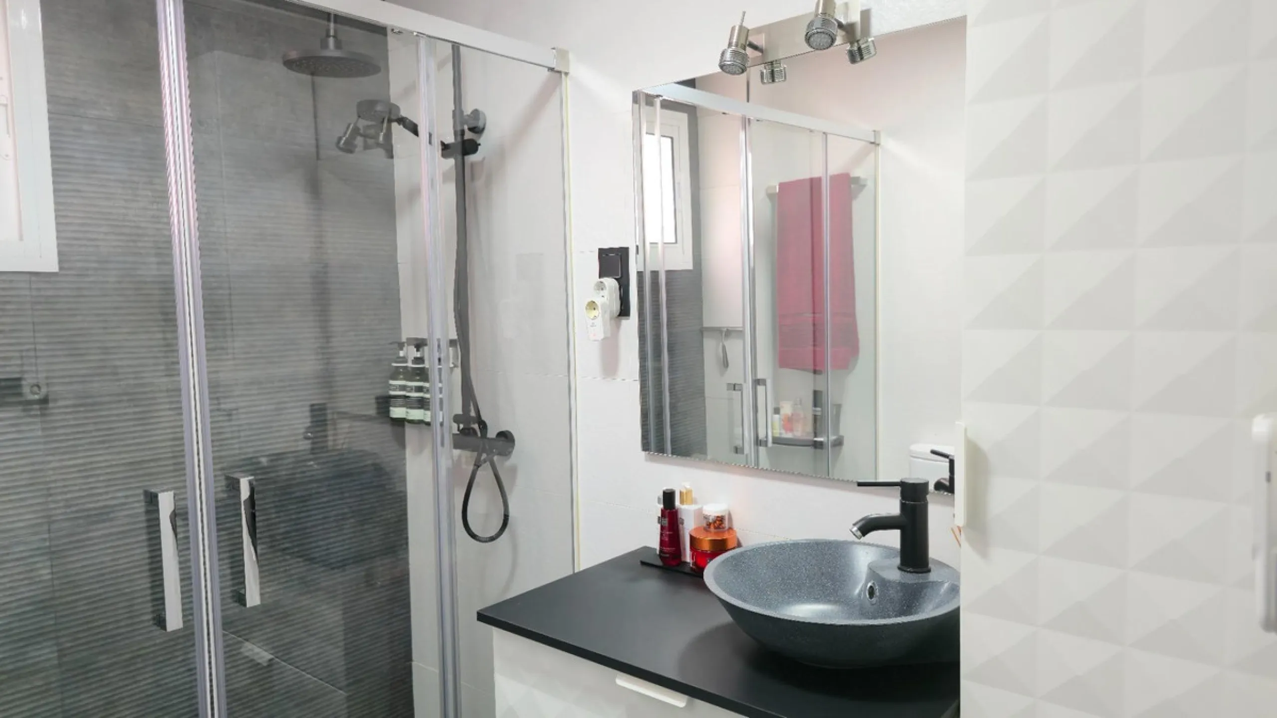 If you're looking for space, natural light, and a great location, this property is for you. It is a 92 m² triplex with a very comfortable layout and a 40 m² solarium terrace that is essentially an additional outdoor living room.