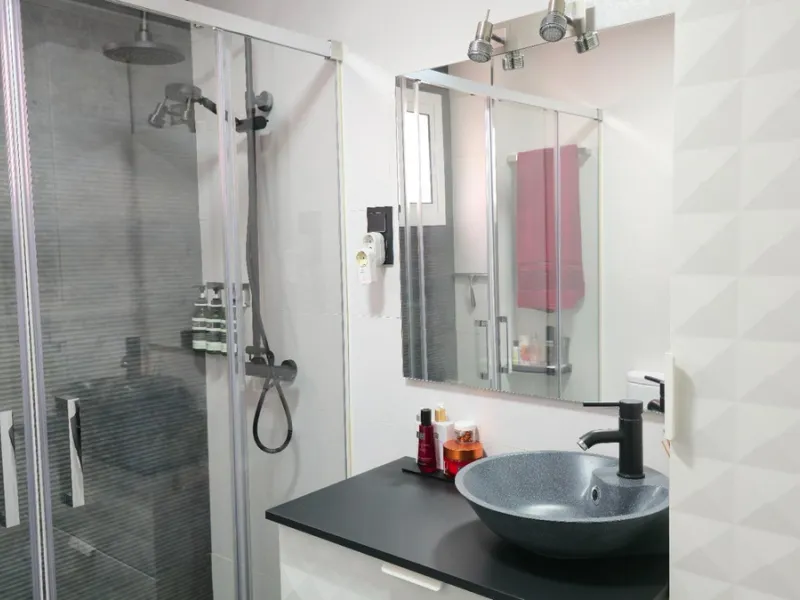 If you're looking for space, natural light, and a great location, this property is for you. It is a 92 m² triplex with a very comfortable layout and a 40 m² solarium terrace that is essentially an additional outdoor living room.