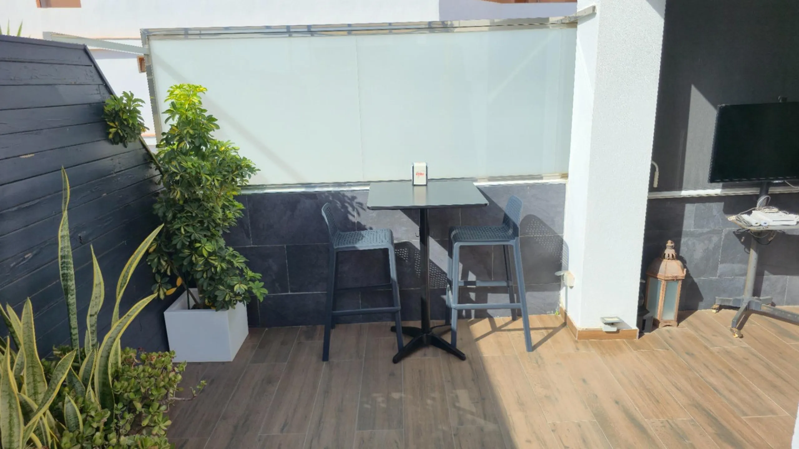 If you're looking for space, natural light, and a great location, this property is for you. It is a 92 m² triplex with a very comfortable layout and a 40 m² solarium terrace that is essentially an additional outdoor living room.