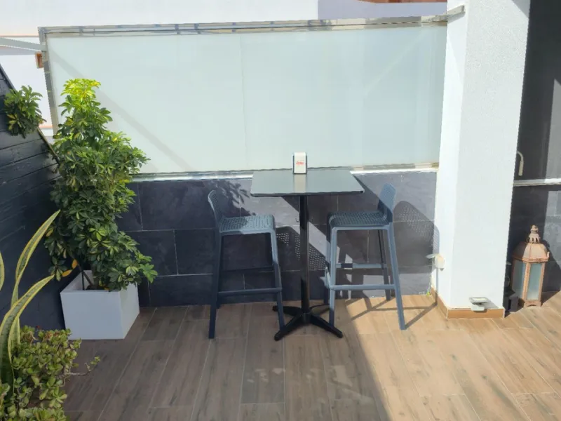 If you're looking for space, natural light, and a great location, this property is for you. It is a 92 m² triplex with a very comfortable layout and a 40 m² solarium terrace that is essentially an additional outdoor living room.