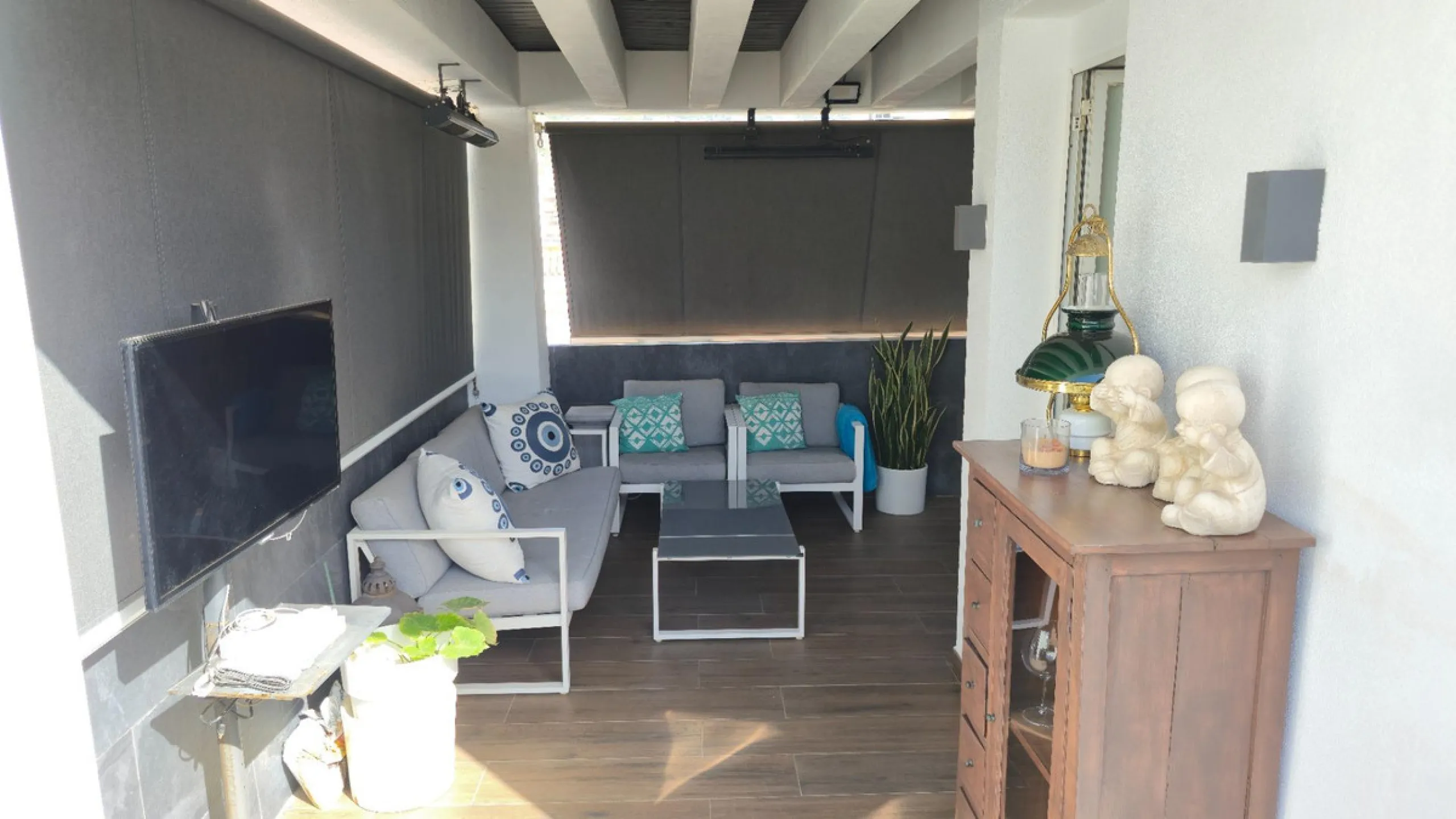 If you're looking for space, natural light, and a great location, this property is for you. It is a 92 m² triplex with a very comfortable layout and a 40 m² solarium terrace that is essentially an additional outdoor living room.