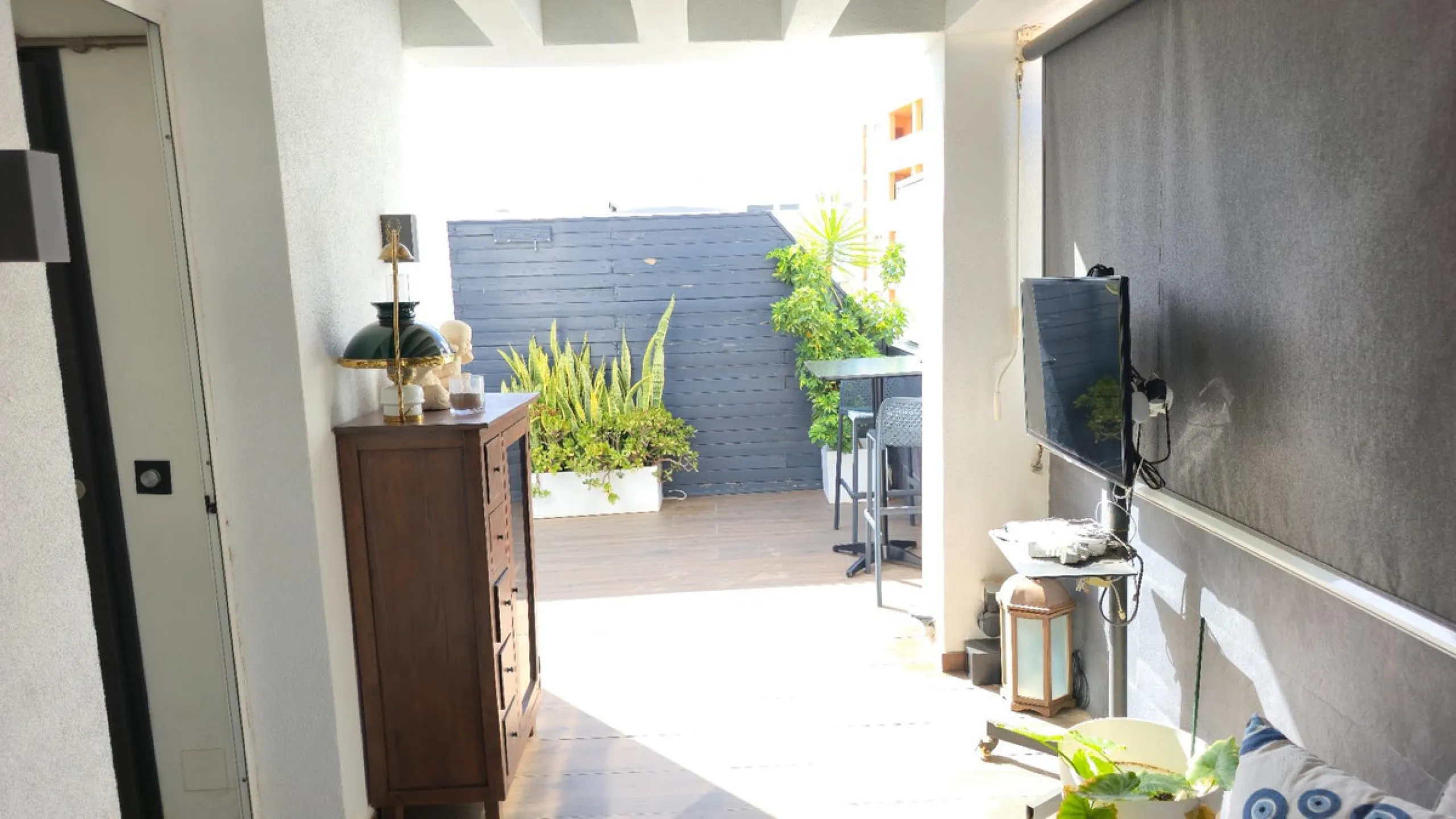 If you're looking for space, natural light, and a great location, this property is for you. It is a 92 m² triplex with a very comfortable layout and a 40 m² solarium terrace that is essentially an additional outdoor living room.