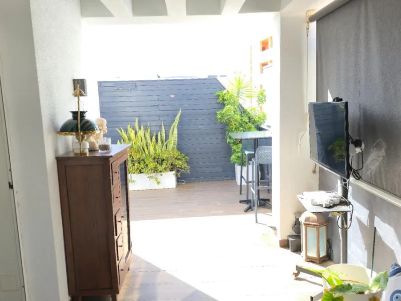 If you're looking for space, natural light, and a great location, this property is for you. It is a 92 m² triplex with a very comfortable layout and a 40 m² solarium terrace that is essentially an additional outdoor living room.