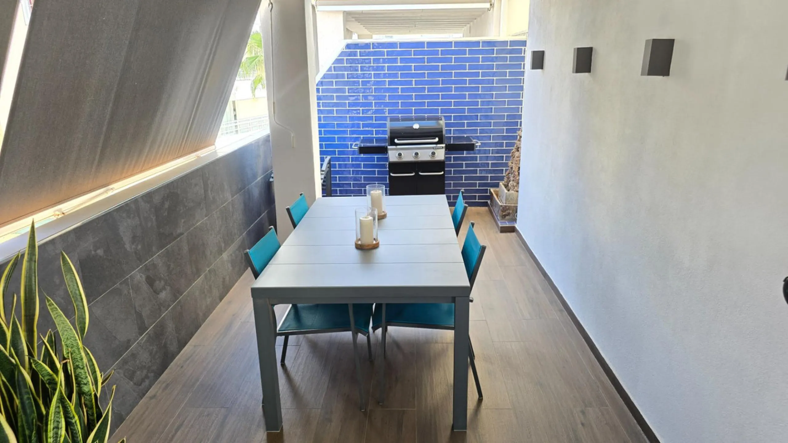 If you're looking for space, natural light, and a great location, this property is for you. It is a 92 m² triplex with a very comfortable layout and a 40 m² solarium terrace that is essentially an additional outdoor living room.