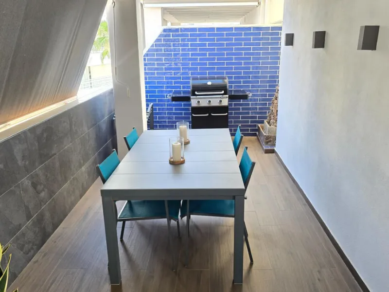 If you're looking for space, natural light, and a great location, this property is for you. It is a 92 m² triplex with a very comfortable layout and a 40 m² solarium terrace that is essentially an additional outdoor living room.