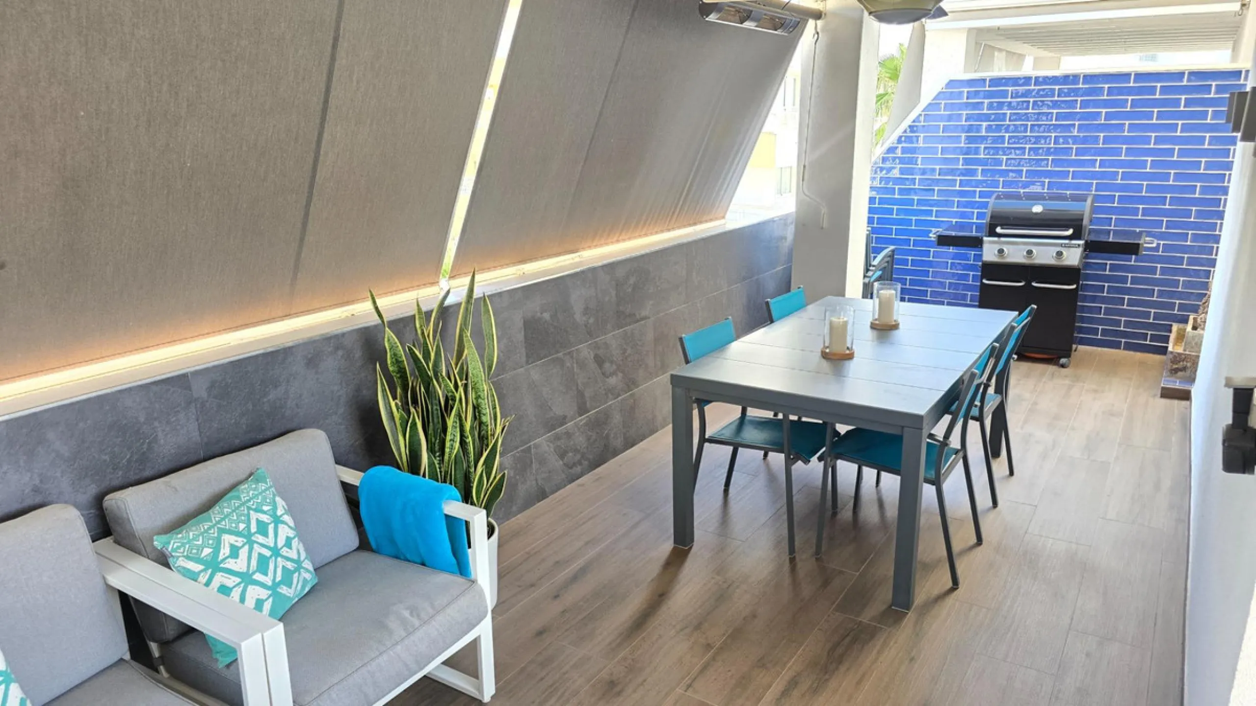 If you're looking for space, natural light, and a great location, this property is for you. It is a 92 m² triplex with a very comfortable layout and a 40 m² solarium terrace that is essentially an additional outdoor living room.