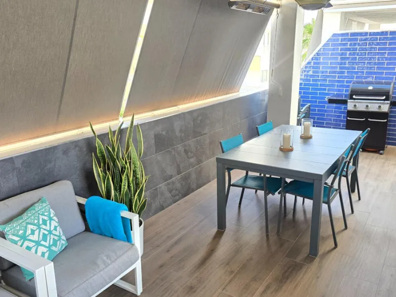 If you're looking for space, natural light, and a great location, this property is for you. It is a 92 m² triplex with a very comfortable layout and a 40 m² solarium terrace that is essentially an additional outdoor living room.