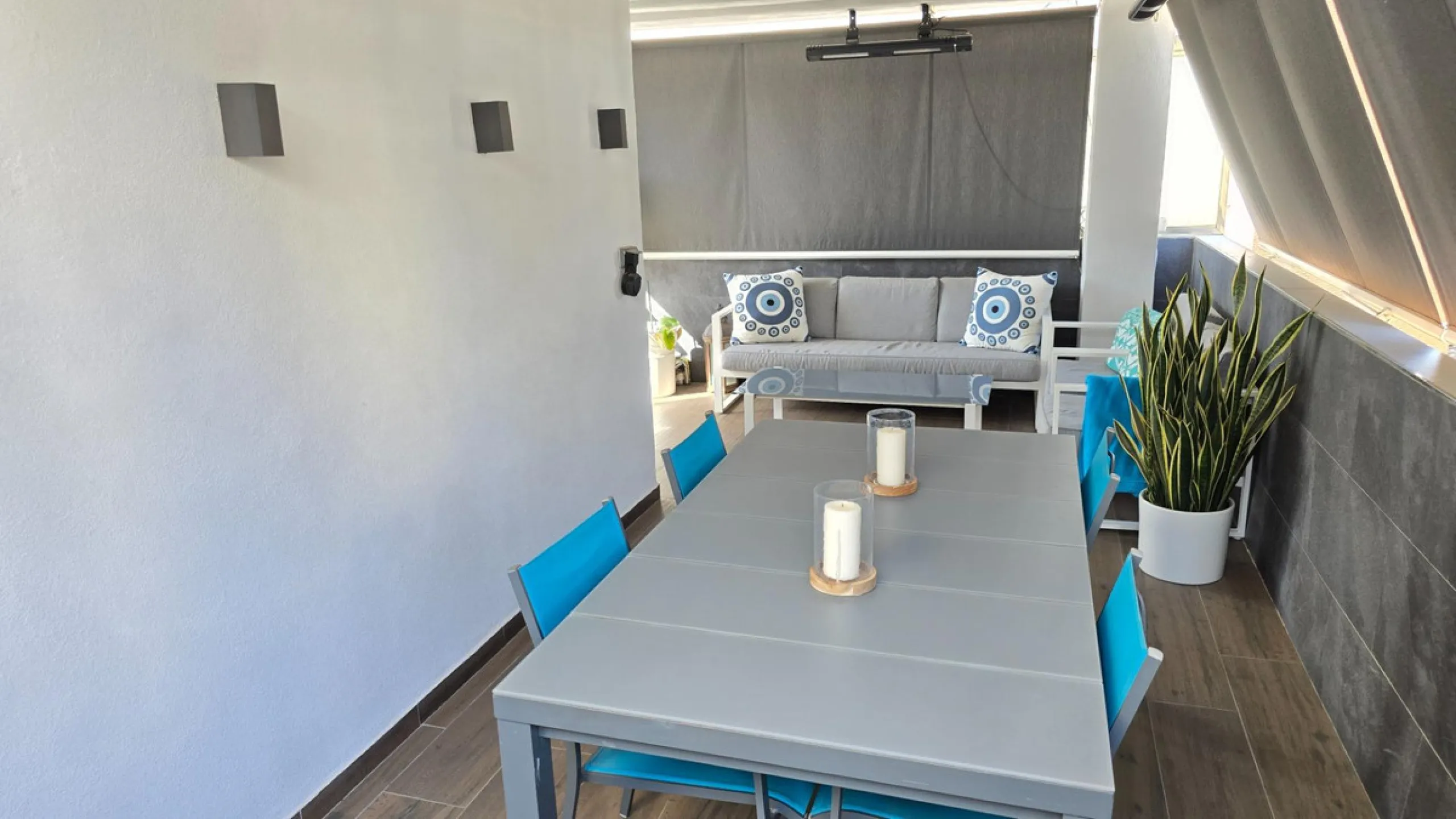 If you're looking for space, natural light, and a great location, this property is for you. It is a 92 m² triplex with a very comfortable layout and a 40 m² solarium terrace that is essentially an additional outdoor living room.