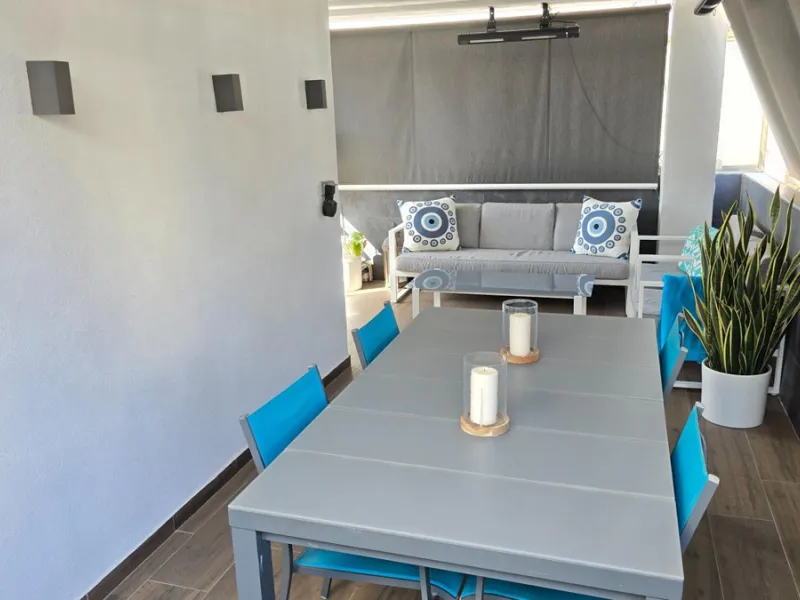 If you're looking for space, natural light, and a great location, this property is for you. It is a 92 m² triplex with a very comfortable layout and a 40 m² solarium terrace that is essentially an additional outdoor living room.