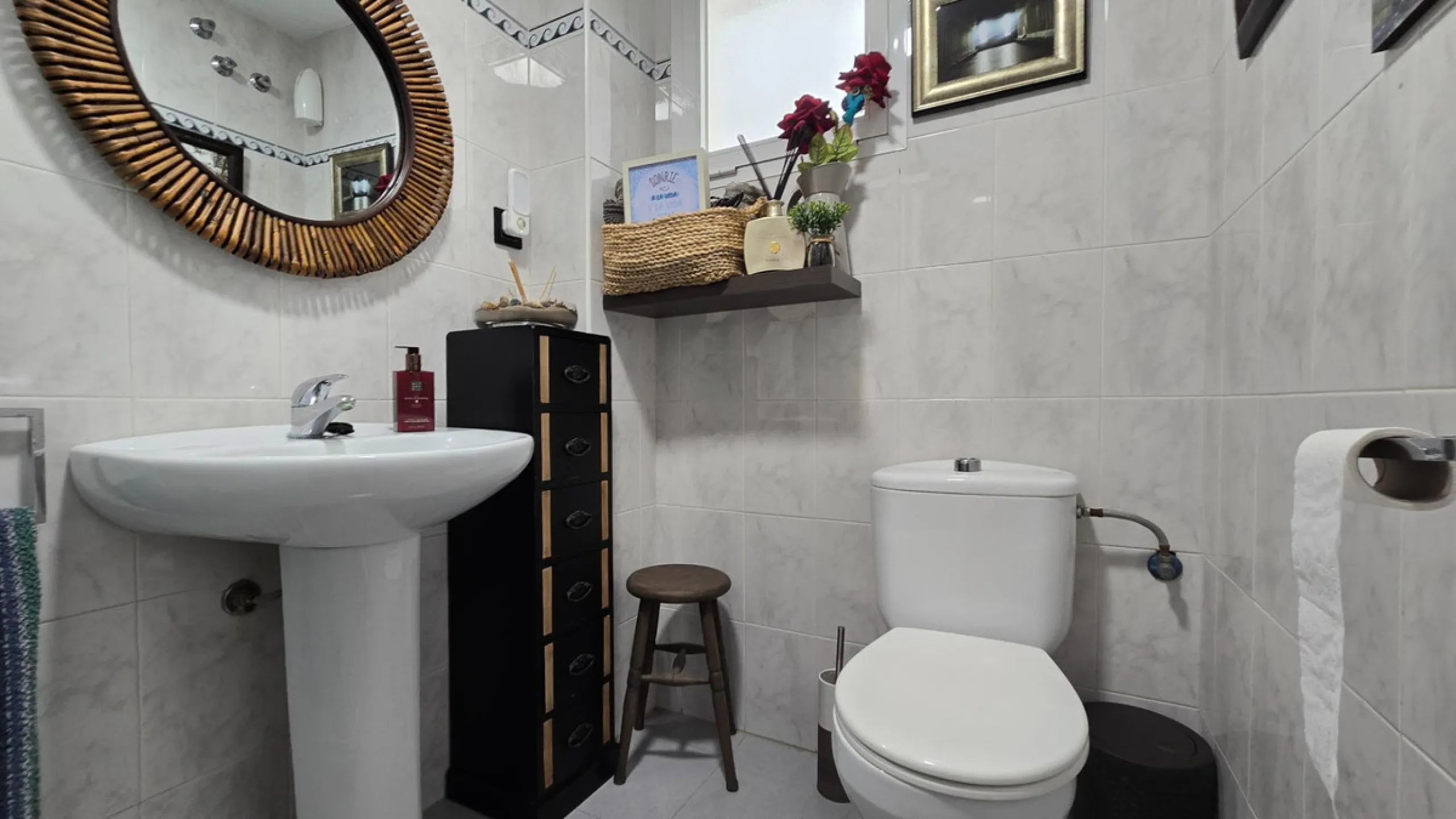 If you're looking for space, natural light, and a great location, this property is for you. It is a 92 m² triplex with a very comfortable layout and a 40 m² solarium terrace that is essentially an additional outdoor living room.