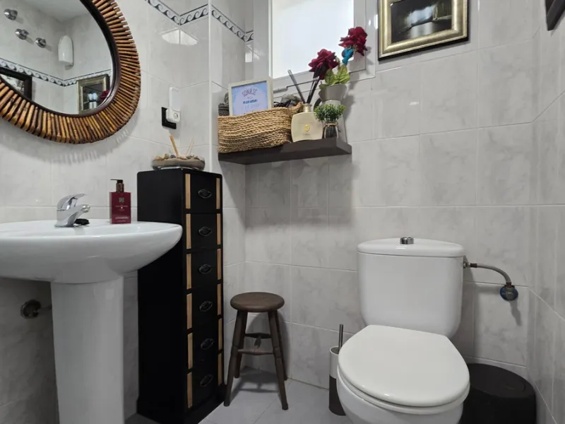 If you're looking for space, natural light, and a great location, this property is for you. It is a 92 m² triplex with a very comfortable layout and a 40 m² solarium terrace that is essentially an additional outdoor living room.