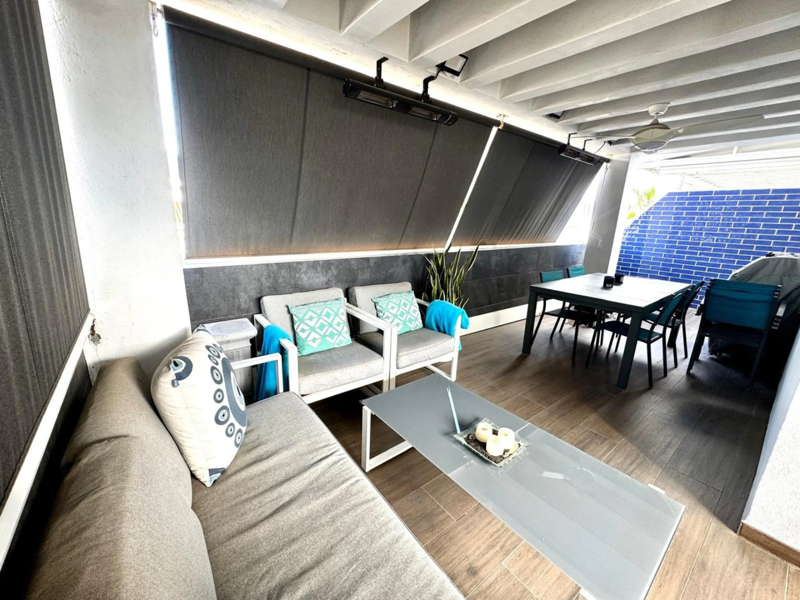 If you're looking for space, natural light, and a great location, this property is for you. It is a 92 m² triplex with a very comfortable layout and a 40 m² solarium terrace that is essentially an additional outdoor living room.