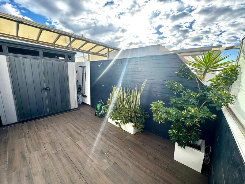 If you're looking for space, natural light, and a great location, this property is for you. It is a 92 m² triplex with a very comfortable layout and a 40 m² solarium terrace that is essentially an additional outdoor living room.